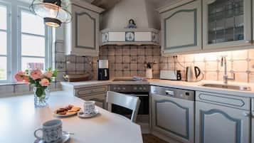 Superior Apartment, 1 Bedroom (Detlev von Liliencron) | Private kitchen | Fridge, oven, stovetop, dishwasher