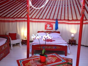 Family Yurt | 1 bedroom, minibar, individually decorated, individually furnished - Yourte au Paradis (Souvigné)