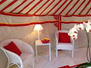 Romantic Yurt | 1 bedroom, minibar, individually decorated, individually furnished - Yourte au Paradis (Souvigné)
