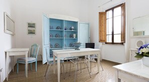 Apartament, 3 dormitoris | Zona de menjador de l'habitació