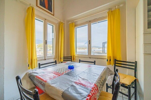 Apartment, 2 Schlafzimmer (A) | Essbereich im Zimmer