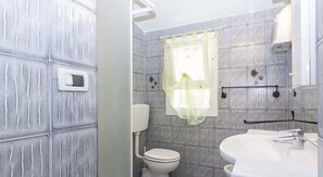 Villa, 3 Bedrooms | Bathroom | Separate tub and shower, rainfall showerhead, bidet, towels - Villa Mara (Capoliveri)