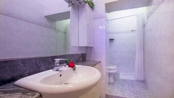 Căn hộ, 1 phòng ngủ (Bilo 4) | Phòng tắm | Buồng tắm vòi sen, vòi sen phun mưa, chậu vệ sinh/vòi rửa, khăn tắm