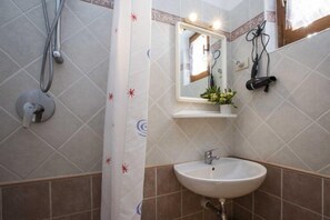 Apartment, 1 Schlafzimmer (Bilo 1) | Badezimmer | Dusche, Regendusche, Bidet, Handtücher