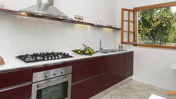 Villa, 5 Bedrooms | Private kitchen