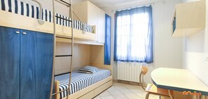 5 bedrooms, cots/infant beds, free WiFi - Villa Medina (Porto Azzurro)