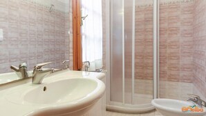Villa, 5 soverom | Bad | Dusj, regndusjhode, bidé og håndklær