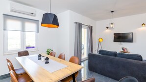 Apartment (2 Bedroom Apt with Balcony n Sea View) | Ruang makan