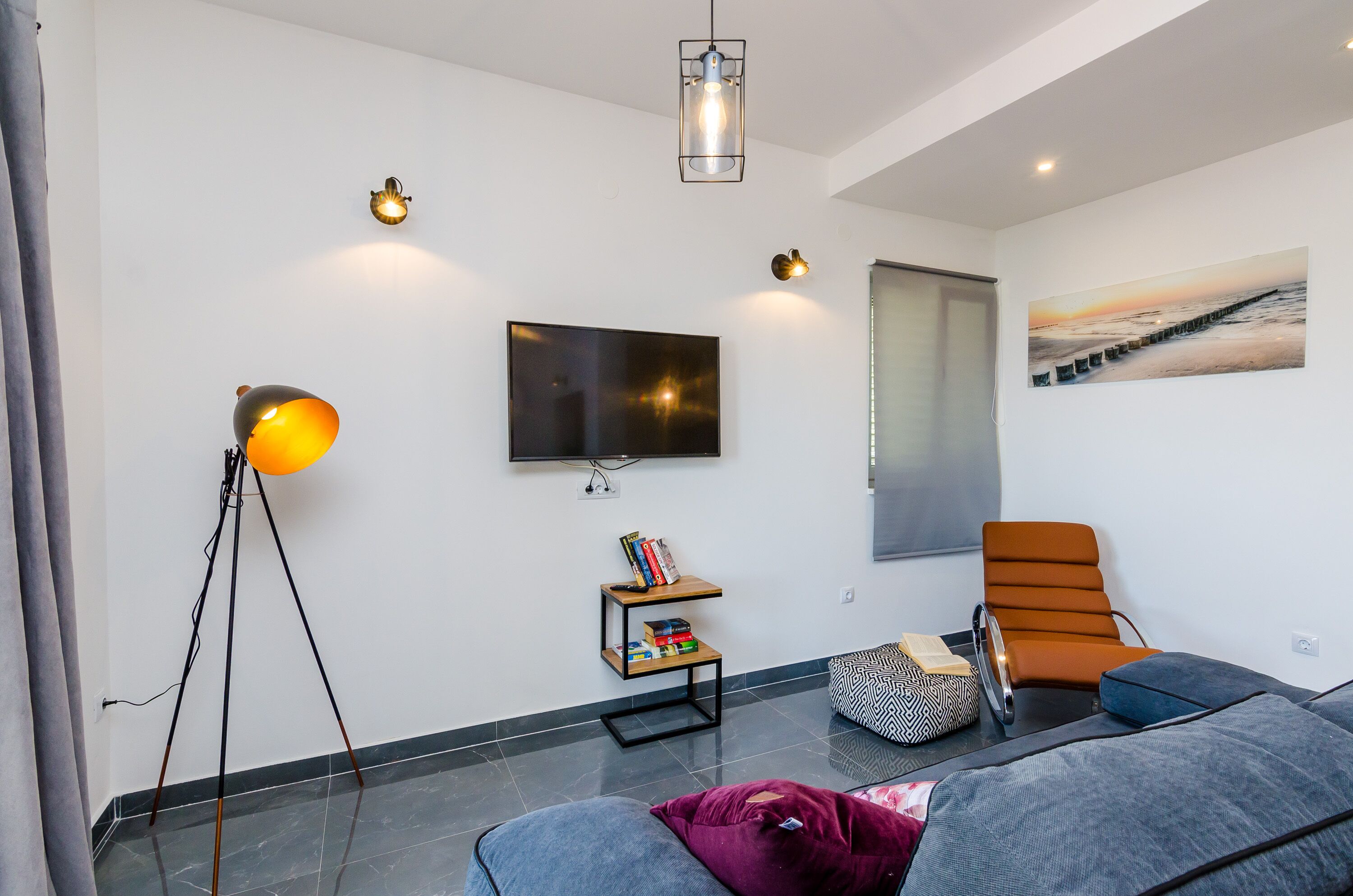 Apartamento (2 Bedroom Apt with Balcony n Sea View) | Sala de estar | Una televisión