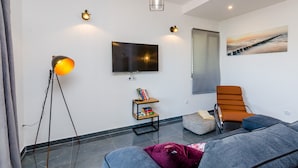 Apartment (2 Bedroom Apt with Balcony n Sea View) | Ruang tamu