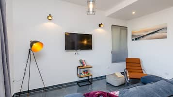Departamento (2 Bedroom Apt with Balcony n Sea View) | Sala de estar | Televisión