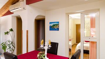 Apartment (2 Bedroom Apt with Shared Terrace) | Dining room