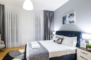 อพาร์ทเ�มนท์, 4 ห้องนอน, ชั้นล่าง (Sleeps 8) | 4 ห้องนอน, ห้องพักตกแต่งอย่างมีเอกลักษณ์, ตกแต่งพิเศษโดยเฉพาะ