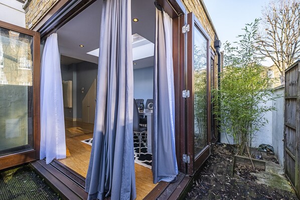 อพาร์ทเมนท์, 4 ห้องนอน, ชั้นล่าง (Sleeps 8) | ลานระเบียง/นอกชาน