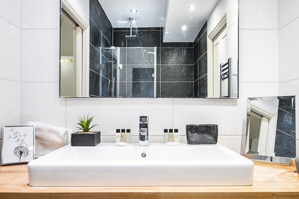 Apartment, 4 Bedrooms, Ground Floor (Sleeps 8) | Bathroom sink