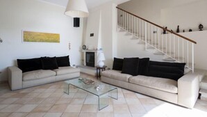 Villa, 4 habitaciones, patio, vistas al mar | Zona de estar | Una televisión de pantalla plana