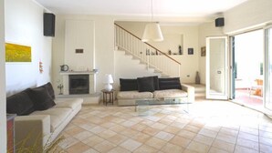 Villa, 4 habitaciones, patio, vistas al mar | Zona de estar | Una televisión de pantalla plana