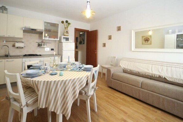 Apartment, 2 Schlafzimmer, Balkon | Essbereich im Zimmer