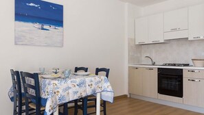 Appartamento, 2 camere da letto, balcone | Pasti in camera