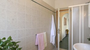 Apartment, 2 Bedrooms, Patio | Bathroom | Shower, hair dryer, bidet, towels