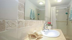 Appartement, 2 chambres, patio | Salle de bain | Douche, sèche-cheveux, bidet, serviettes fournies