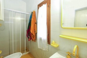 Apartment, 2 Schlafzimmer, Terrasse | Badezimmer | Dusche, Haartrockner, Bidet, Handtücher