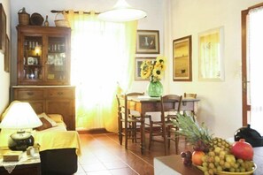 Apartment, 2 Schlafzimmer, Terrasse | Essbereich im Zimmer