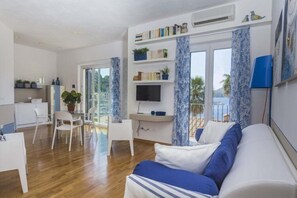 Apartamento, 1 quarto, sacada, vista para o mar | Área de estar | TV