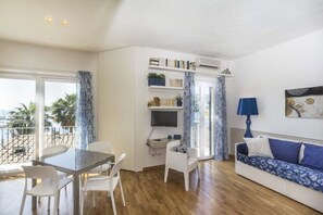 Appartement, 1 chambre, balcon, vue mer | Coin séjour