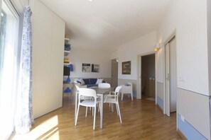 Apartamento, 1 quarto, sacada, vista para o mar | Opções para refeição no quarto