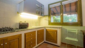Appartement, 2 chambres, patio | Cuisine privée | Cafetière/bouilloire, grand réfrigérateur, four, plaque de cuisson