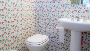 Appartement, 2 chambres, patio | Salle de bain | Douche, sèche-cheveux, bidet, serviettes fournies
