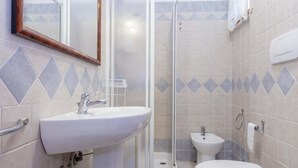Studio, accès piscine, vue partielle sur la mer | Salle de bain | Douche, sèche-cheveux, bidet, serviettes fournies