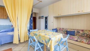 Studio, accès piscine, vue partielle sur la mer | Restauration dans la chambre
