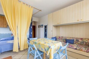 Studio, accès piscine, vue partielle sur la mer | Restauration dans la chambre