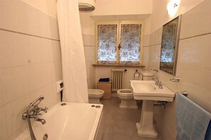 Apartemen, 2 kamar tidur, balkon | Kamar mandi | Shower, pengering rambut, kloset, dan handuk