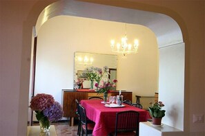 Appartamento, 2 camere da letto, balcone | Pasti in camera