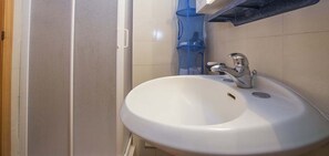Appartement, 2 slaapkamers, patio | Badkamer met wastafel