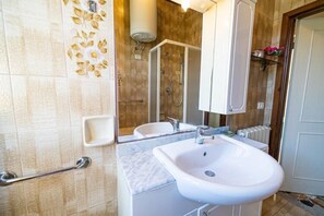 Appartement, 2 chambres (5 PL) | Lavabo de la salle de bain