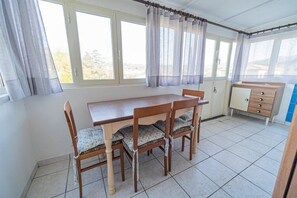 Apartment, 2 Bedrooms (4 PL) | In-room dining
