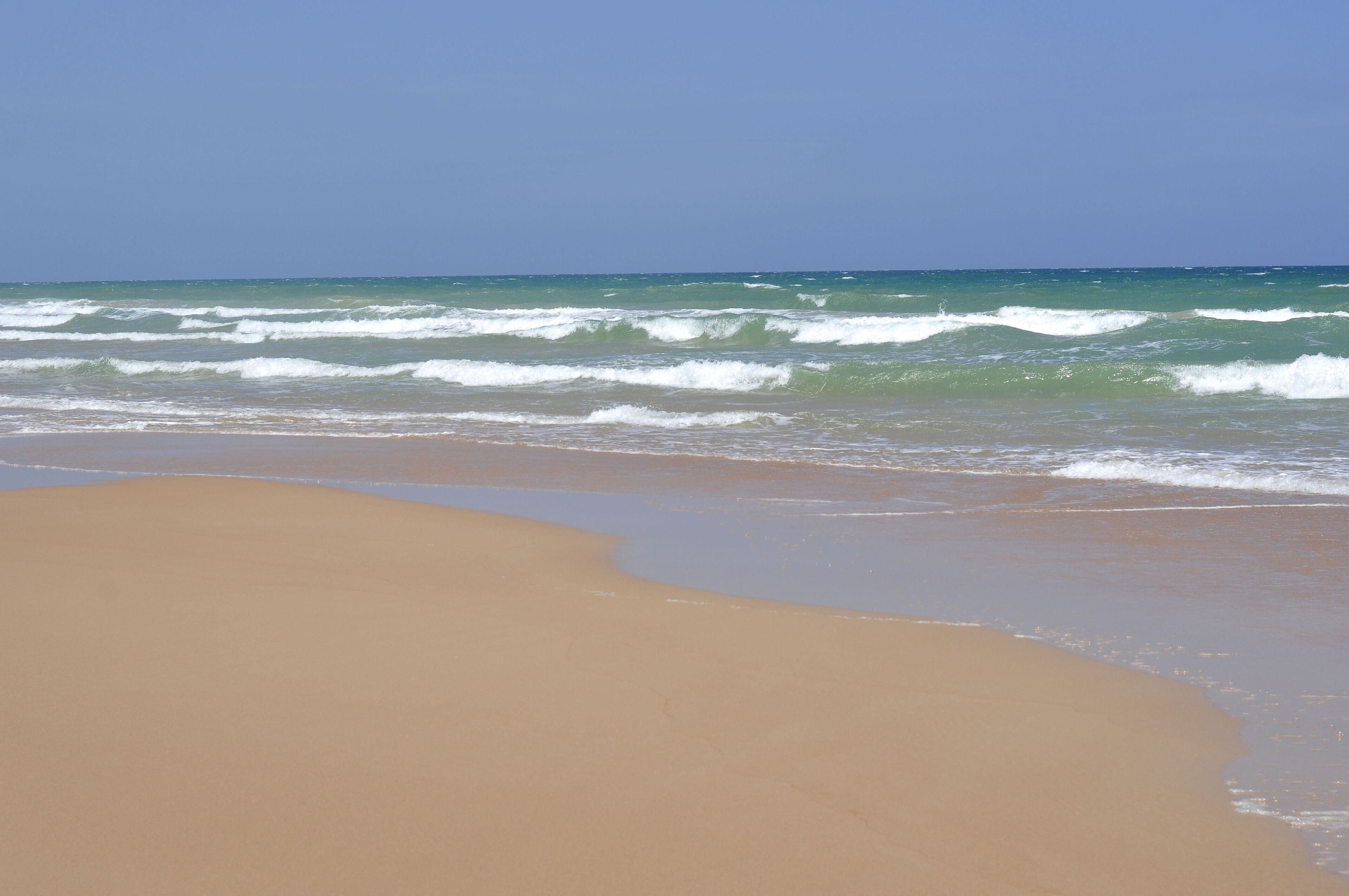 Sulla spiaggia, lettini da mare, teli da spiaggia