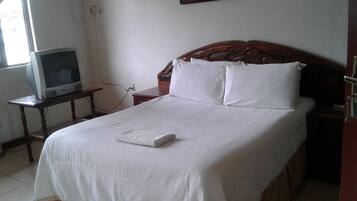 Minibar, escritorio y espacio para trabajar con laptop