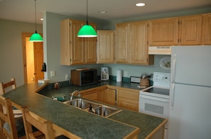 Comfort Cabin | Private kitchen | Full-size fridge, microwave, oven, coffee/tea maker