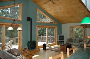 Comfort-mökki | Oleskelualue | 38–tuumainen LCD-televisio, jossa satelliittikanavat