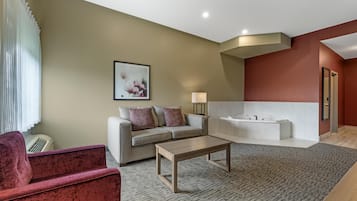 Ein modernes Wohnzimmer mit einer Couch, einem Couchtisch und einem roten Sessel.