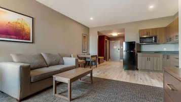 Suite, 1 King-Bett, Nichtraucher, Kochnische (with Sofabed) | Schreibtisch, laptopgeeigneter Arbeitsplatz, Bügeleisen/Bügelbrett
