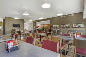 Free daily buffet breakfast - Best Western Plus Dauphin (Dauphin)