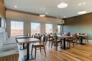 Free daily buffet breakfast  - Best Western Plus Dauphin (Dauphin)