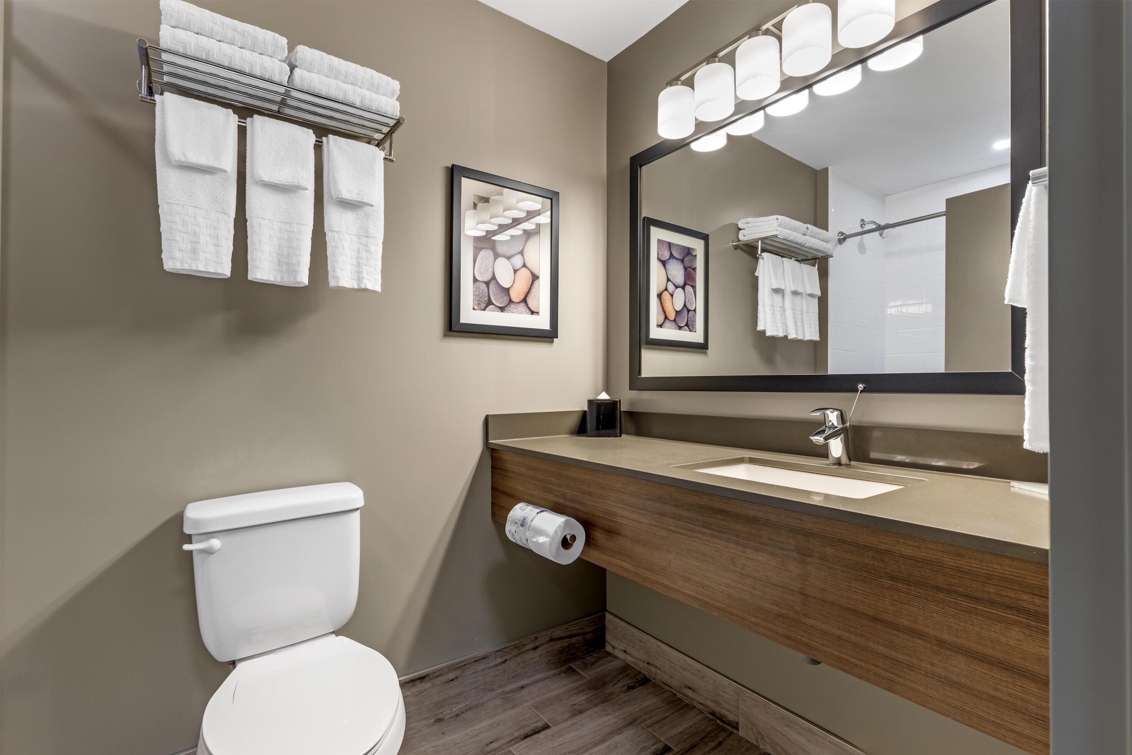 Habitación estándar, 2 camas Queen size, para no fumadores, refrigerador y microondas | Baño | Secadora de cabello y toallas 