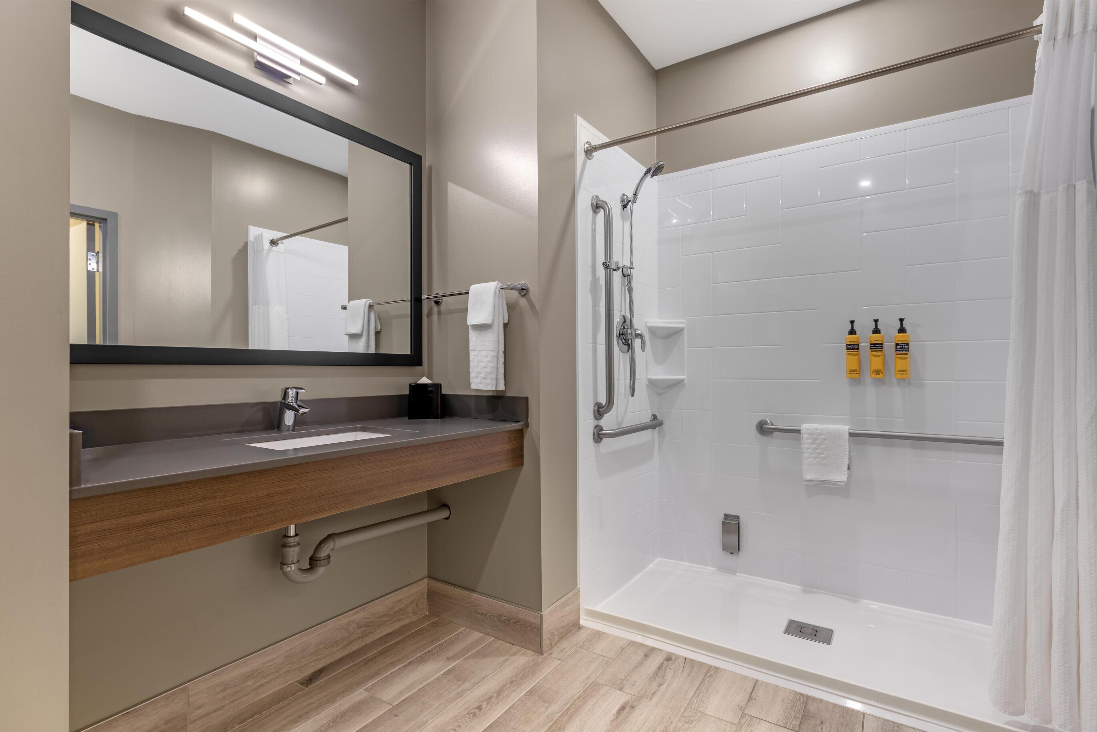 Quarto standard, 1 cama King, acessível, geladeira e micro-ondas | Banheiro | Secador de cabelo, toalhas de banho